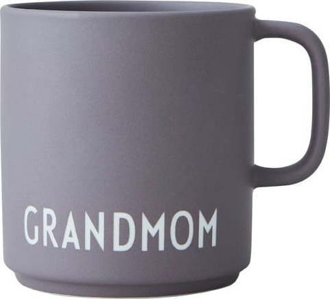 Šedý porcelánový hrnek Design Letters Grandmom Design Letters