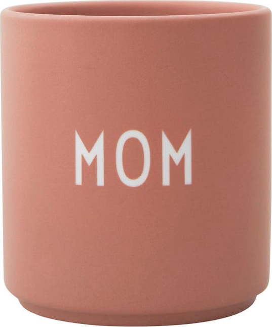 Růžový porcelánový hrnek Design Letters Favourite Mom Design Letters