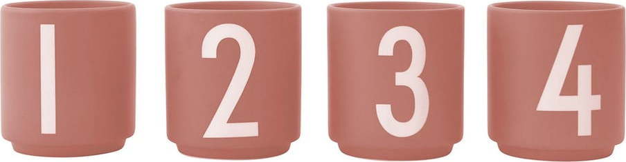 Sada 4 tmavě růžových hrnků z imitace porcelánu Design Letters