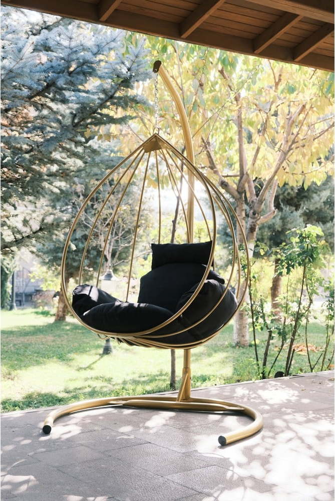 Závěsné zahradní křeslo v černo-zlaté barvě Damla – Floriane Garden FLORIANE GARDEN