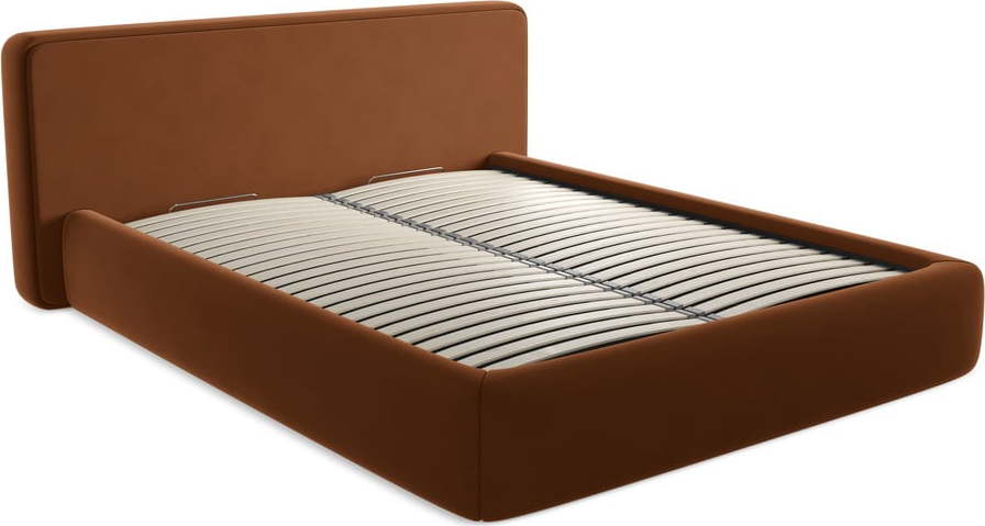 Čalouněná dvoulůžková postel v terakotové barvě s úložným prostorem s roštem 160x200 cm Kiana – Makamii Makamii
