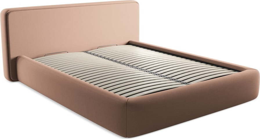 Světle růžová čalouněná dvoulůžková postel s úložným prostorem s roštem 160x200 cm Kiana – Makamii Makamii