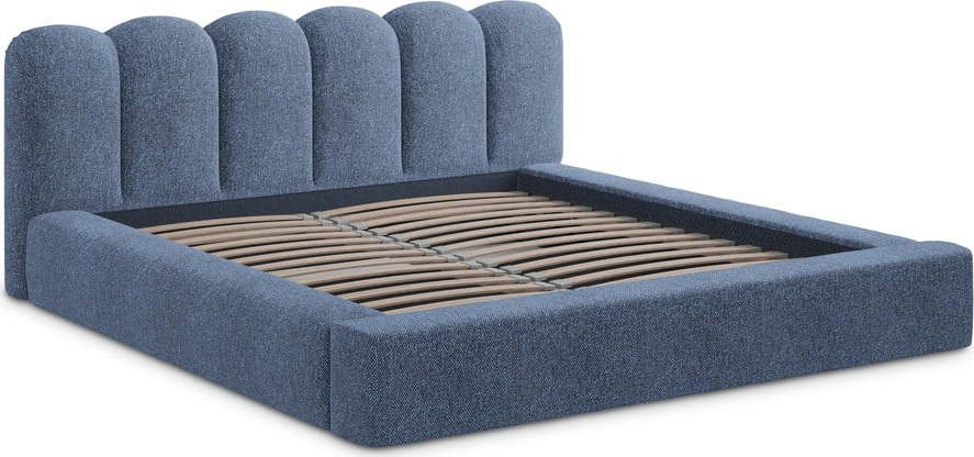Modrá čalouněná dvoulůžková postel s úložným prostorem s roštem 140x200 cm Mano – Makamii Makamii