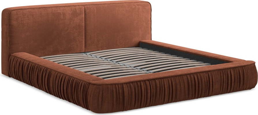 Čalouněná dvoulůžková postel v terakotové barvě s úložným prostorem s roštem 140x200 cm Keoni – Makamii Makamii