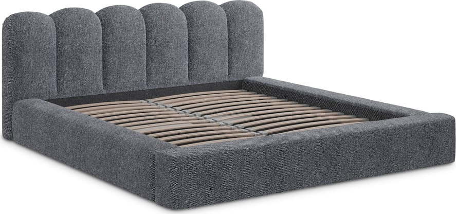 Tmavě šedá čalouněná dvoulůžková postel s úložným prostorem s roštem 140x200 cm Mano – Makamii Makamii
