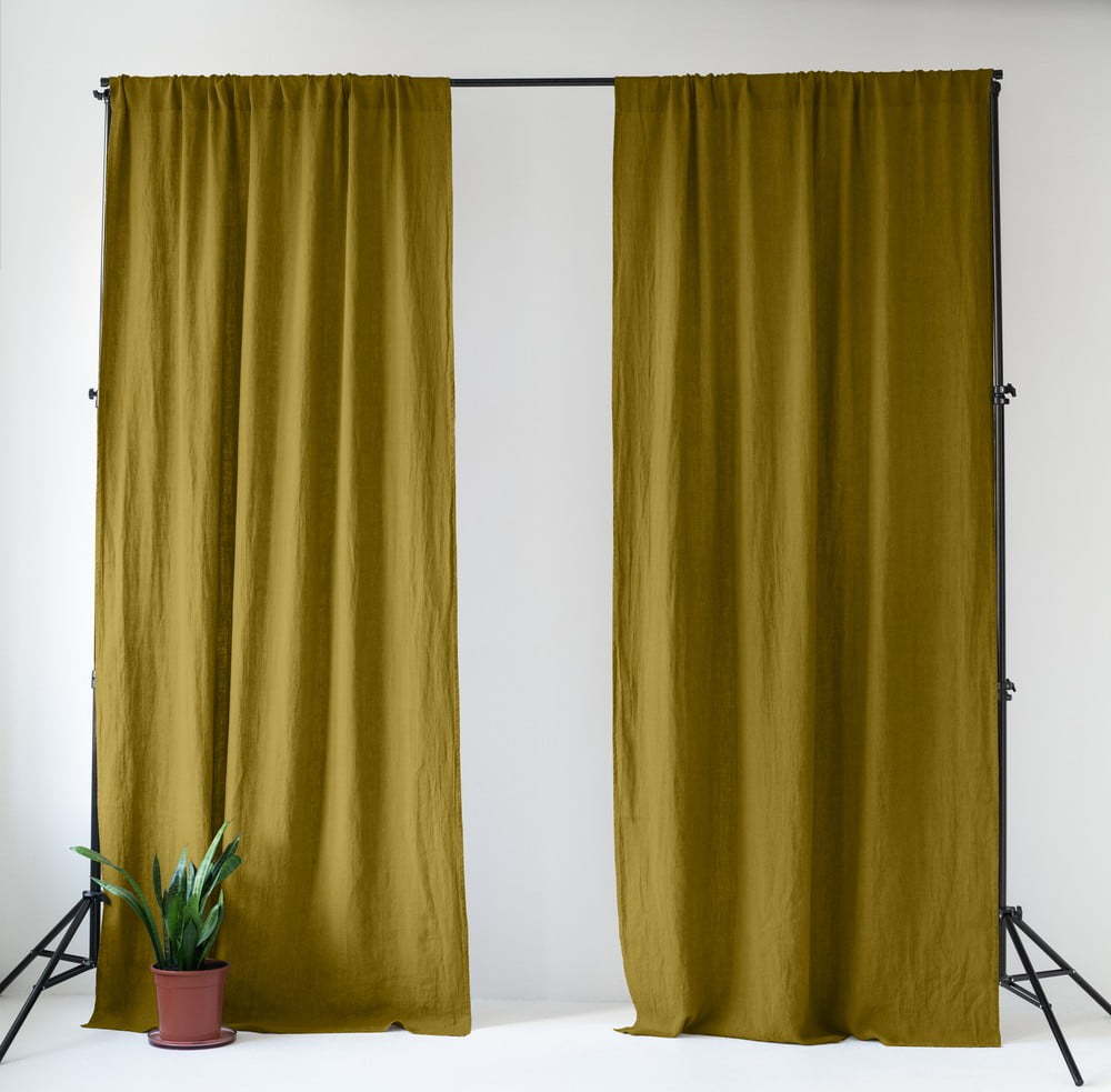 Okrově žlutý/zelený lněný závěs 140x300 cm Moss Green – Linen Tales Linen Tales