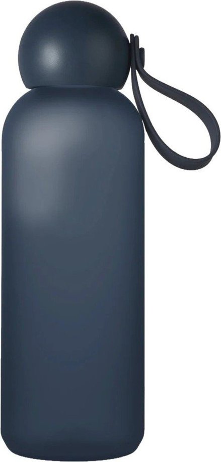 Tmavě modrá cestovní lahev z recyklovaného plastu 650 ml Tom – Sagaform Sagaform